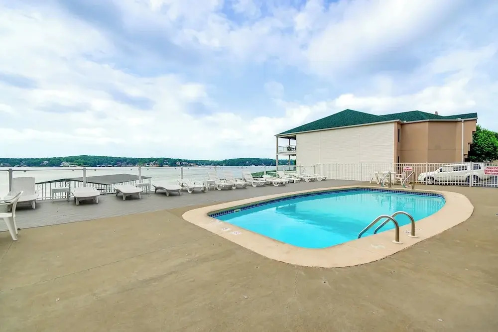 Community Perks! Waterfront Lake Ozark Escape