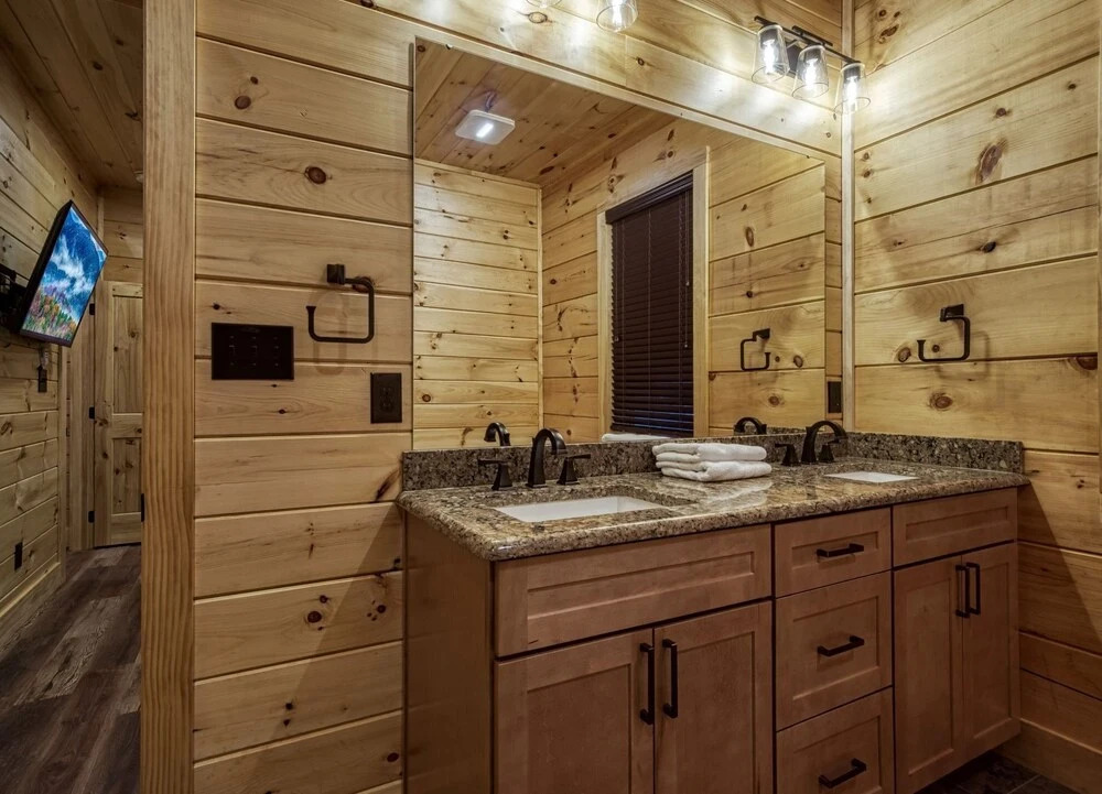 Bear Tracks Lodge 4 Bedroom Cabin by RedAwning