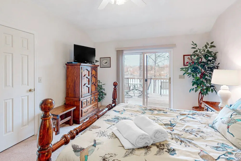 A Kerr Home - Waterfront Home With Private Dock, Lake Views, Kayaks, Paddleboat, & Pool Table