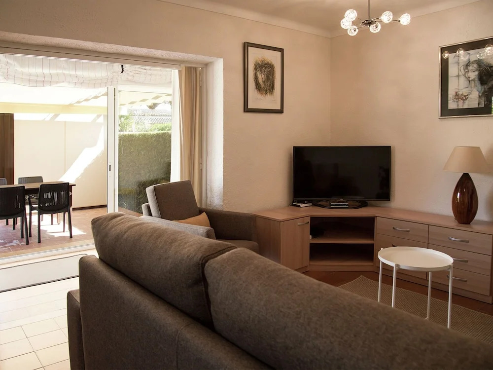 Cozy Holiday Home in Torroella de Montgrí With Swimming Pool