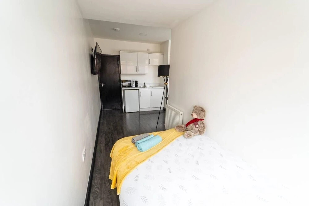 Stunning Studio Next to Restaurants!