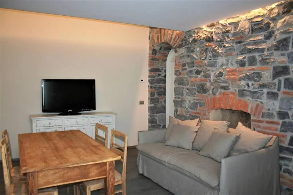 ALTIDO Stylish Apt for 4, close to Como Centre