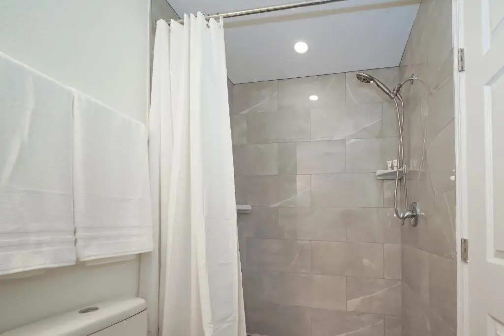 Modern & Fresh - Less than 3 miles to the Beach