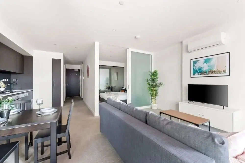 Stylish & Modern 2BR Apt Near Victoria Market
