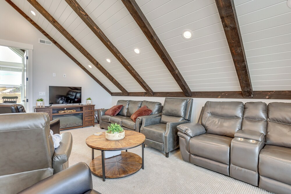 Mtn & Lake Views: Family Retreat in Bear Lake!