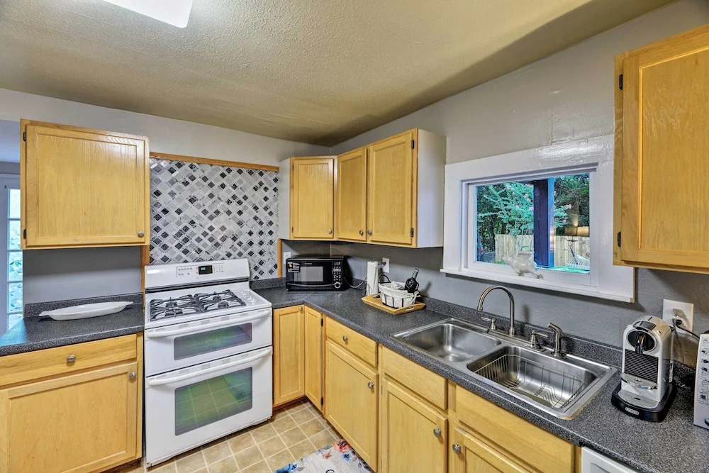 New Bern Home w/ Yard, Grill + Walkable Location