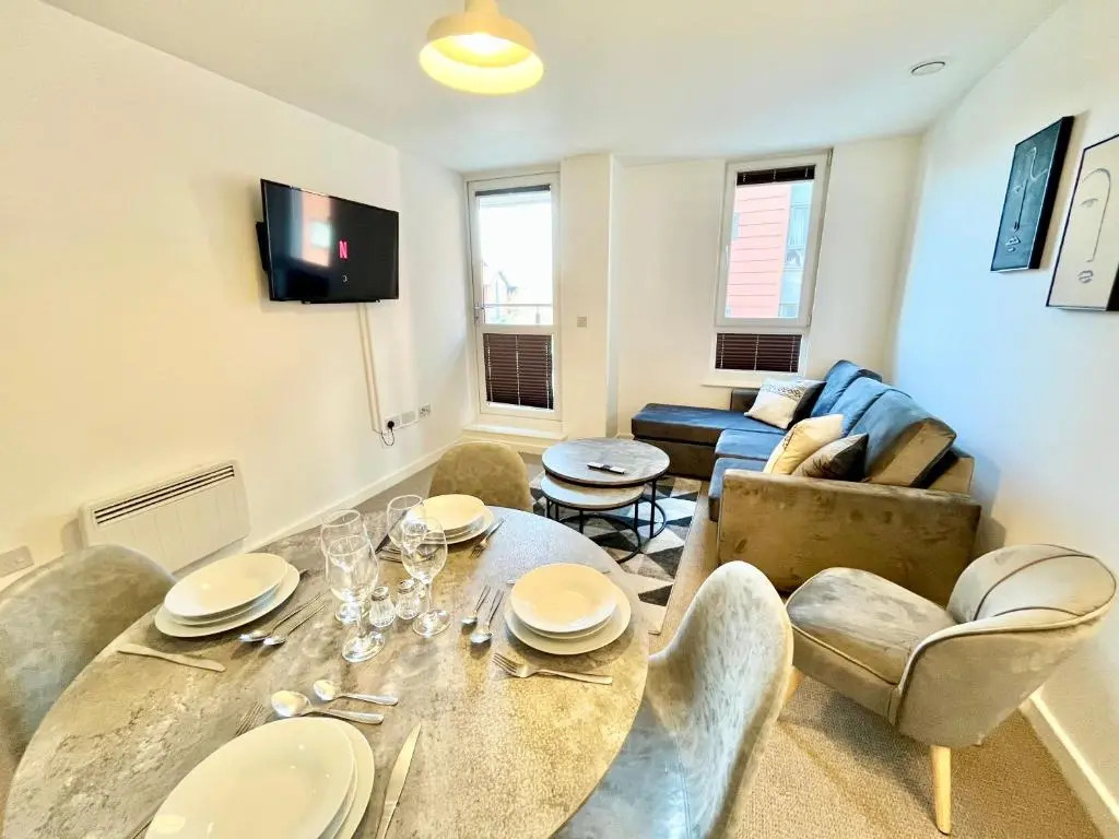 2 Bedroom, 2 Bathroom Modern Apartment close to Ocean Village, Free parking, Single or Double beds