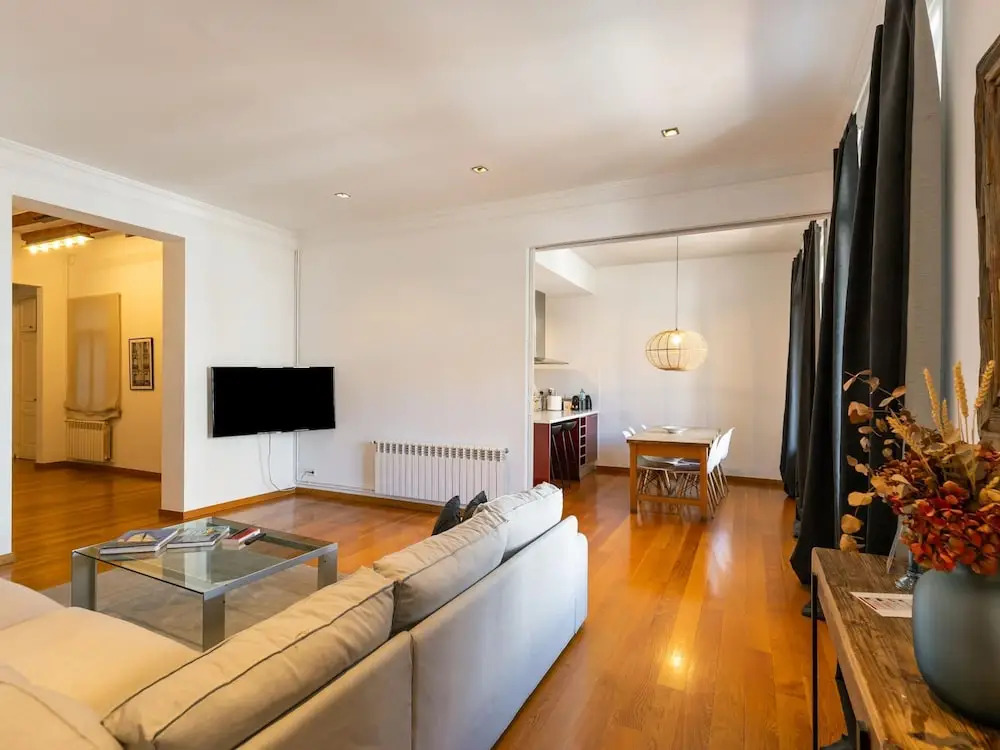 Apartamento de Tres Habitaciones con Terraza 21B