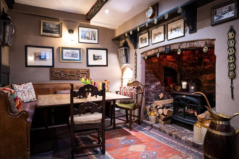 Luttrell Arms