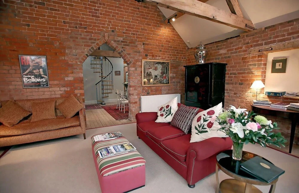 Beautifully converted 19th century coach house with stunning ground fl