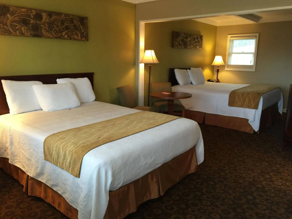 Inn by the Lake Gilbertsville Hotel