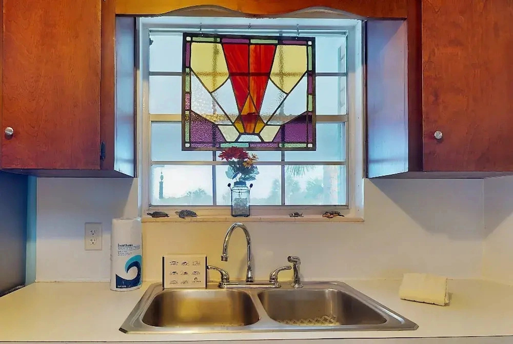 Cozy Condo With Balcony, Walking Distance to Conch House and Wifi