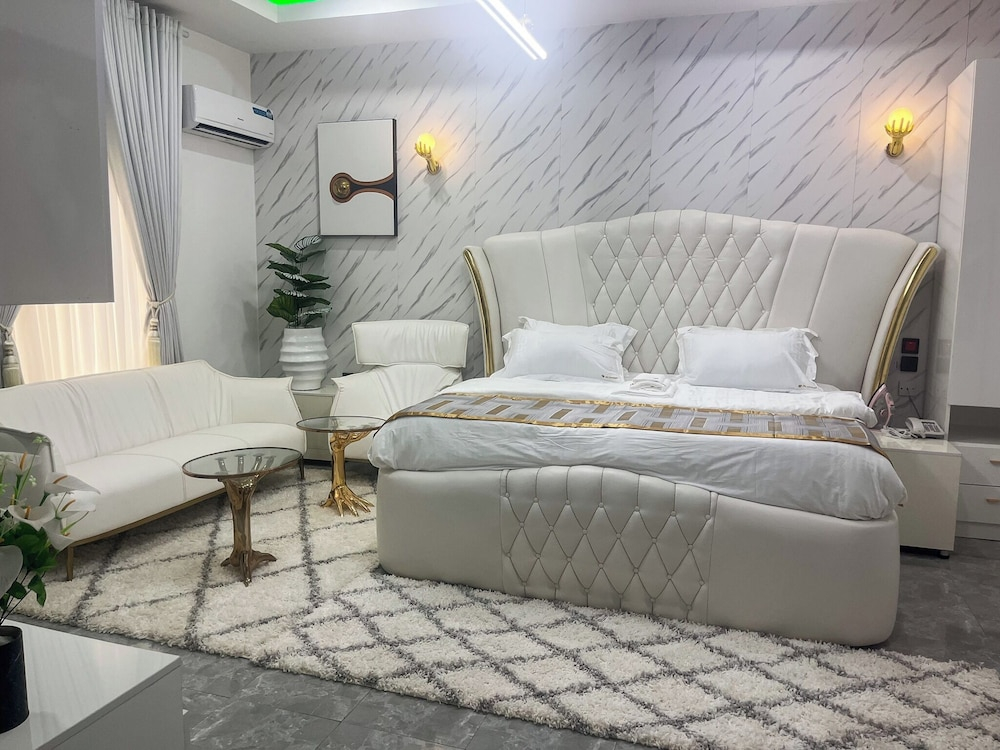Onyx Royal Hotel And Suites