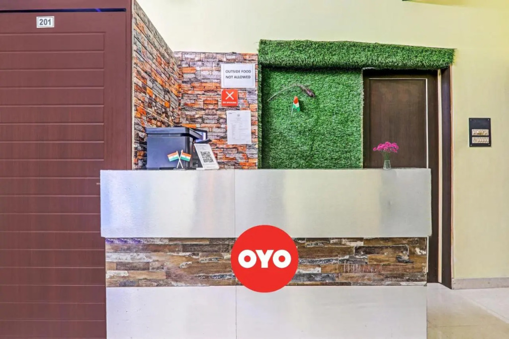 OYO Flagship 70198 The Cz Inn
