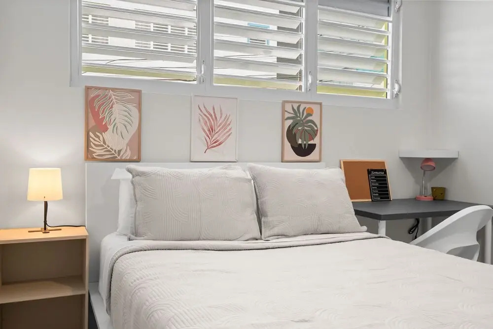 Modern 2 BR Apt Great Location Smart TV AC