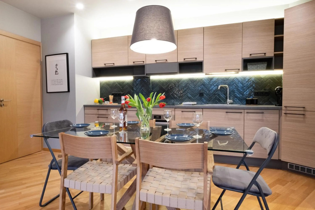 2 Bedroom Apt, 2 garage spots & balconies, self check-in, by Cohost