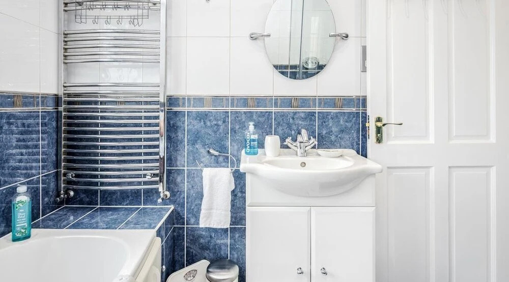 Impeccable 4-bed Apartment in Hornchurch