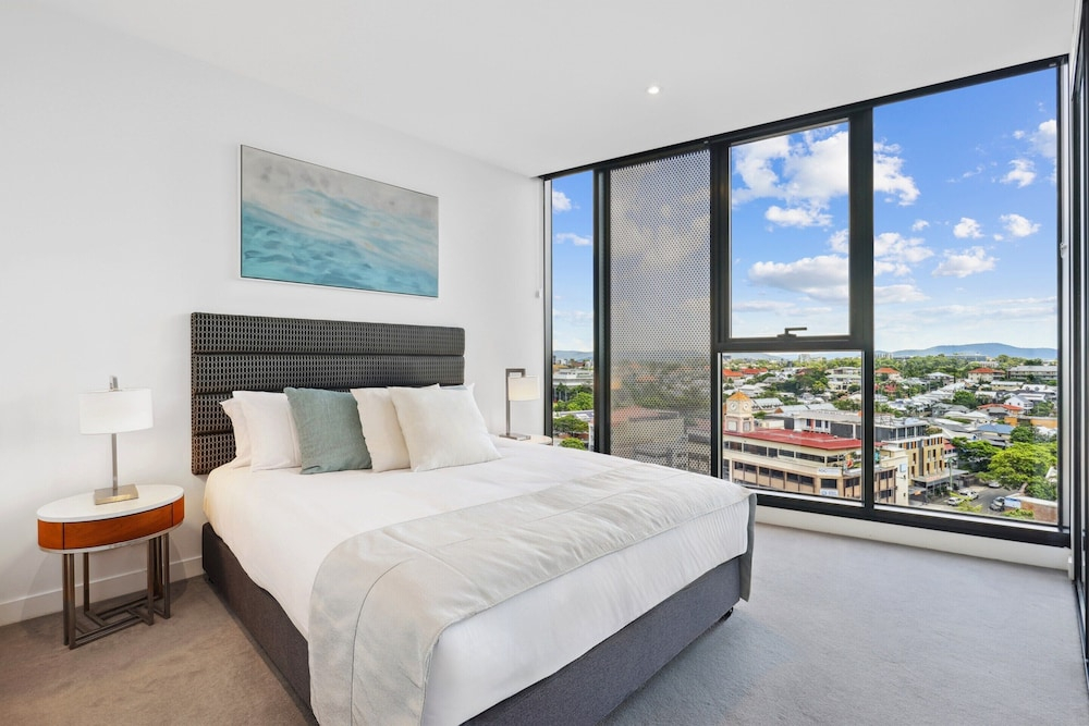 Chic 1-bedroom Apartment With Pool