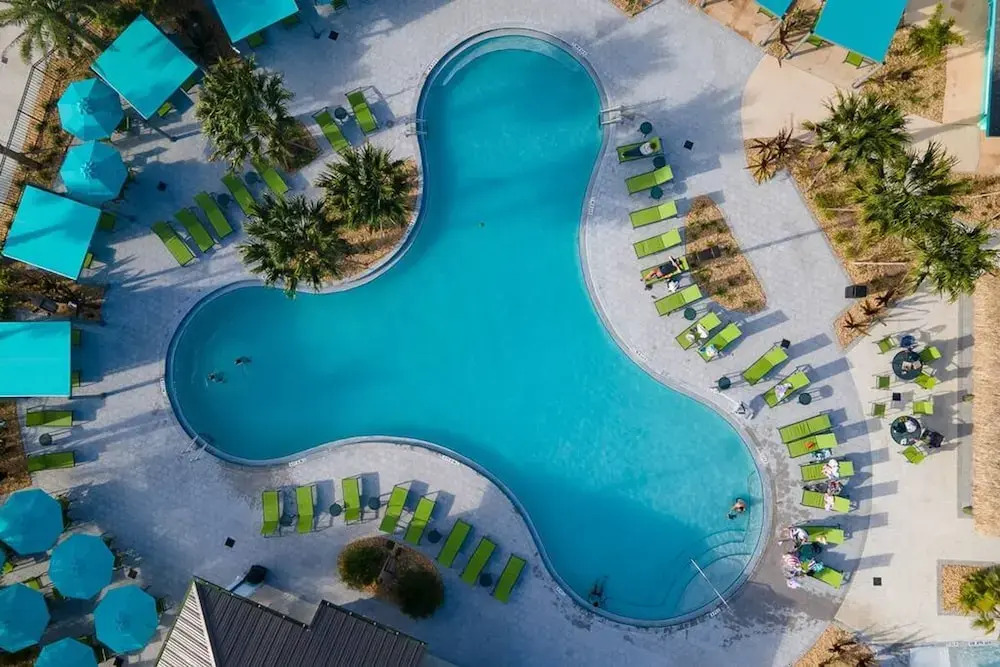 TH 4Br Walking Distance to Club