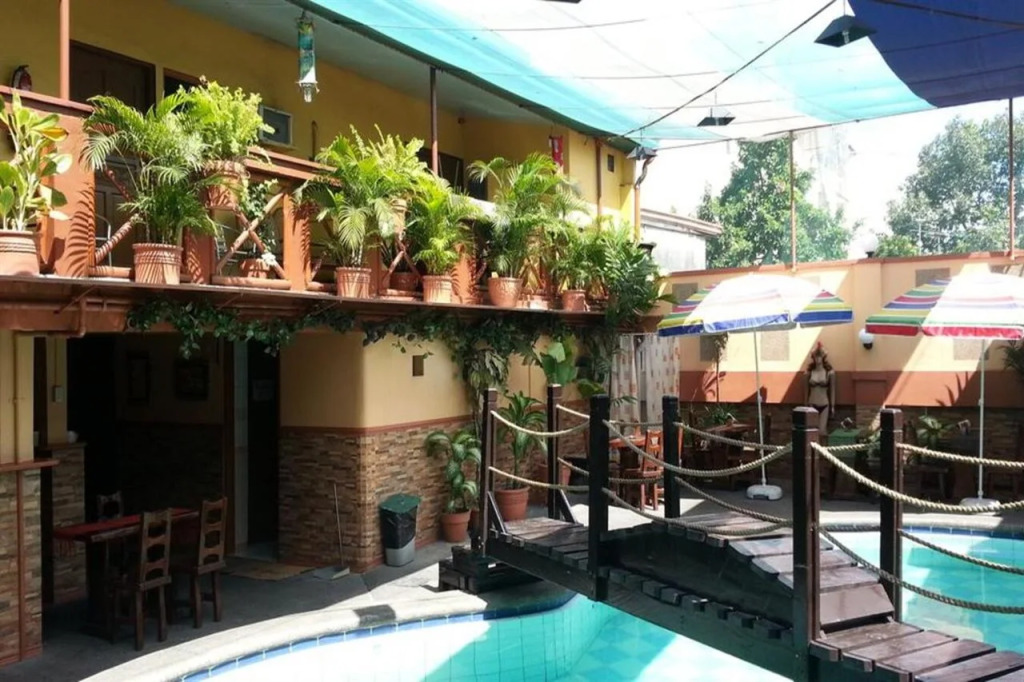 Kokomos Hotel and Restaurant