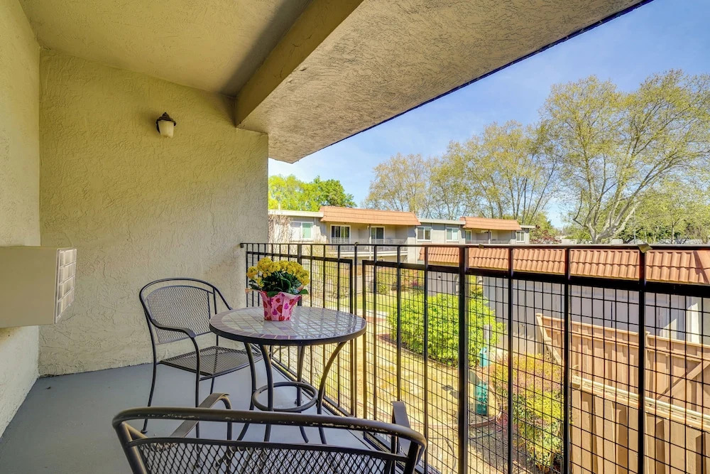 1 Block to Dtwn Pleasanton: Condo w/ Pool Access