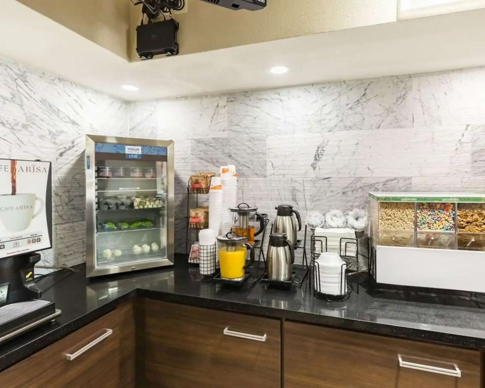 Econo Lodge Inn & Suites East Houston I-10