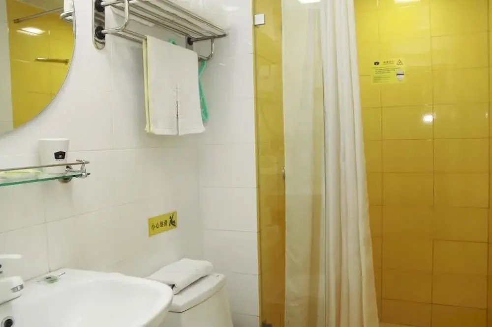 Rui Bai Yun Hotel (Changshu Zhaoshangcheng South Bus Station)