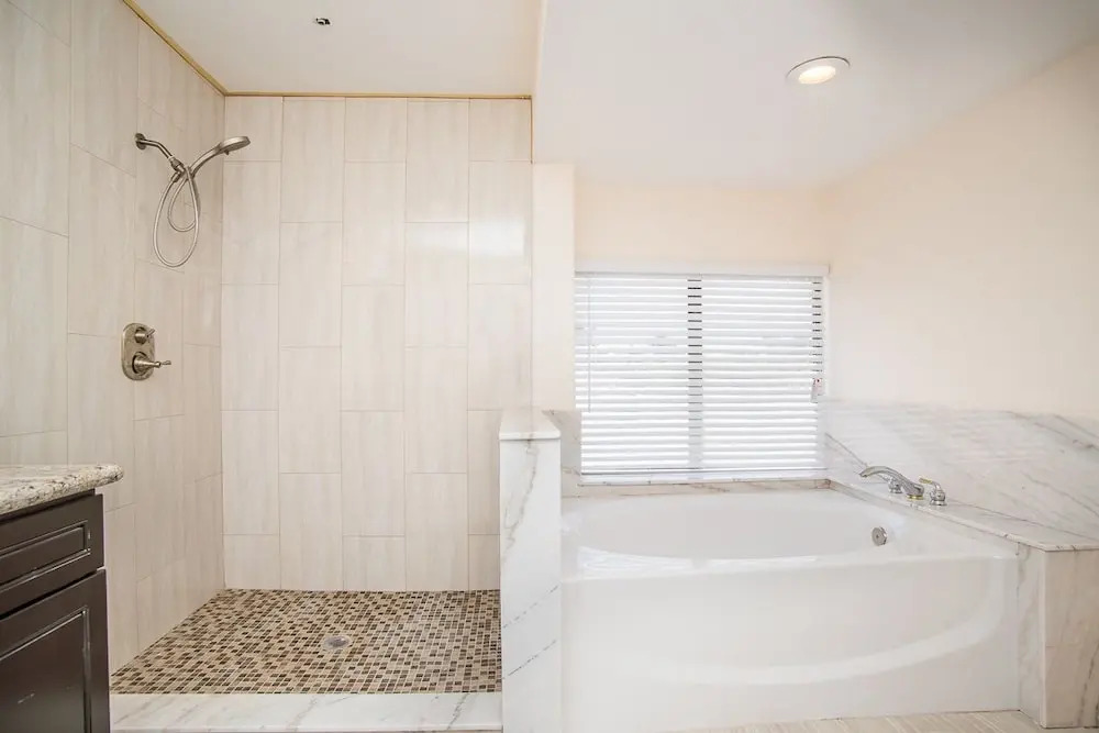 10B 9BA Mansion Sleeps 22 with Pool&Spa
