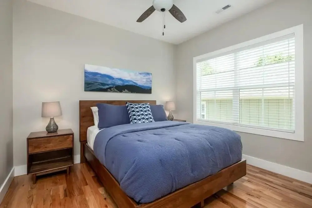 Walkable Downtown 5BR - Hot Tub and Resort Access