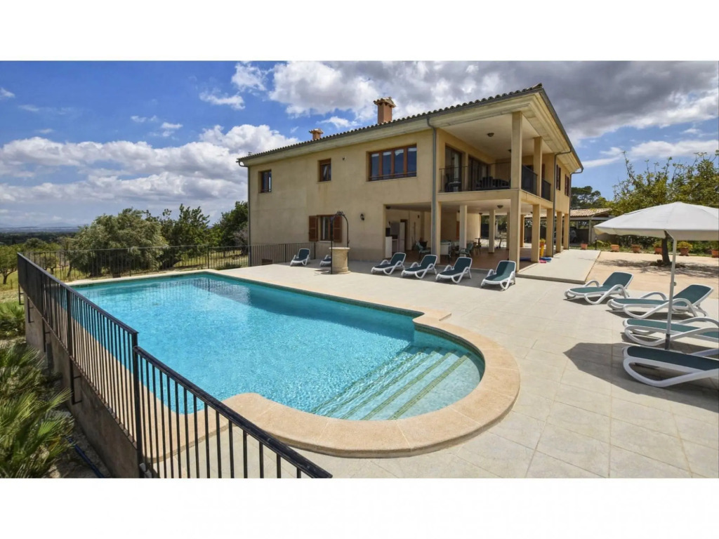 Stunning country house with pool and panoramic views for 10 people