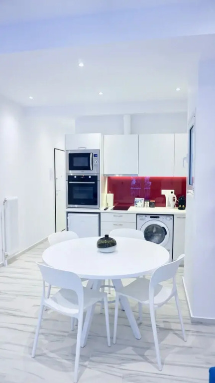 Central Bright Apt in Athens near Metro