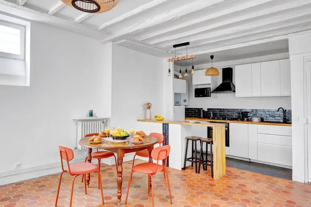 Bright 1BR Bastille Getaway - 4 Guests