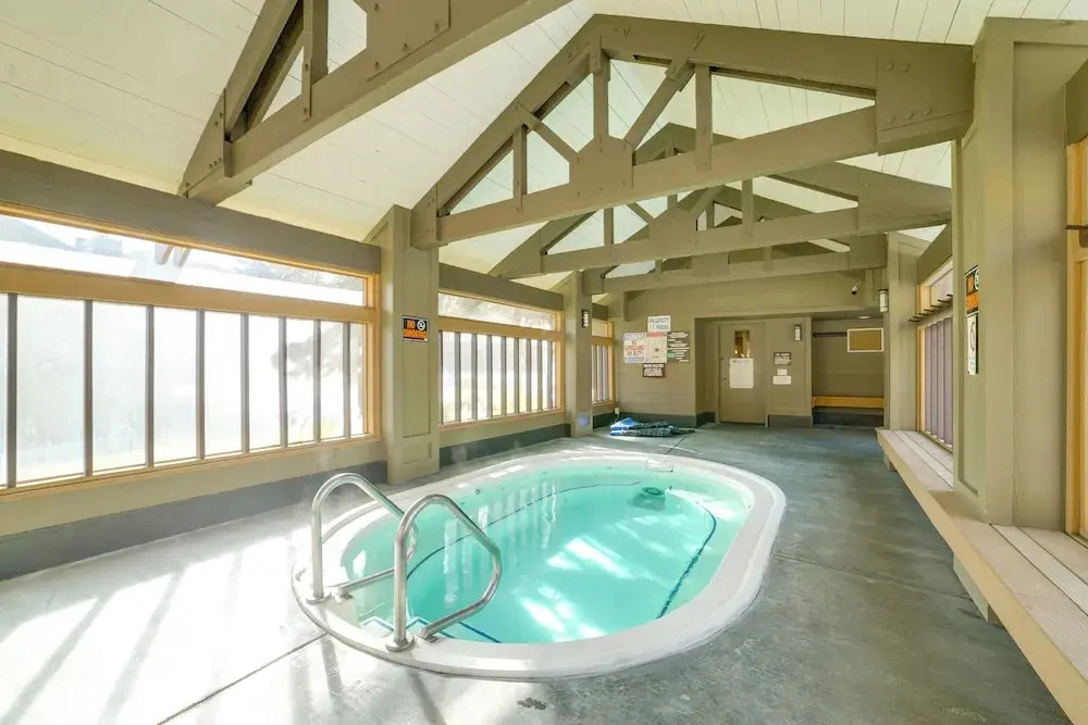 2 Mi to Eagle Lodge! Multi-level Haven w/ Hot Tub