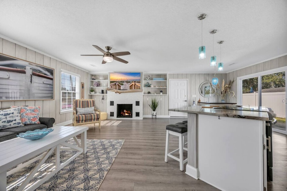 Sea La Vie Villa 3BD Beach Retreat fence yard
