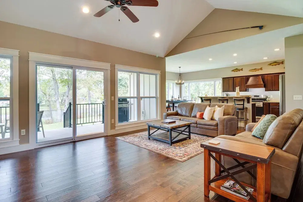 Flippin Home w/ Deck & Grill: Steps to White River