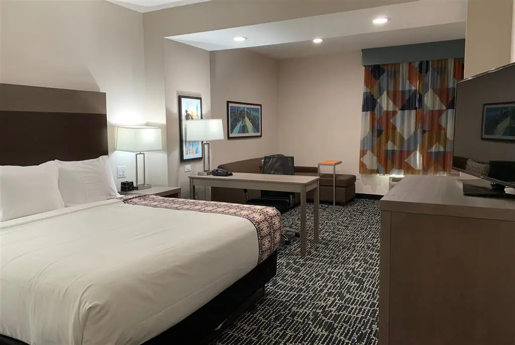 La Quinta Inn & Suites by Wyndham - Red Oak TX IH-35E