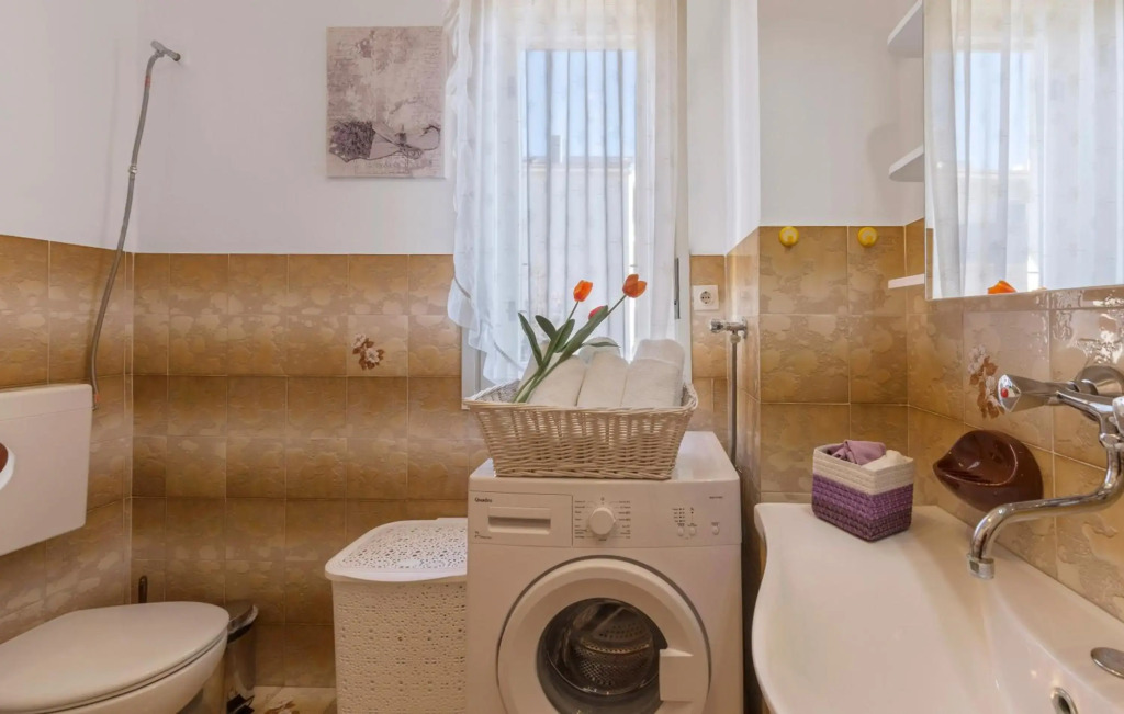 Two bedroom apartment, nice neighborhood, free parking, WiFi