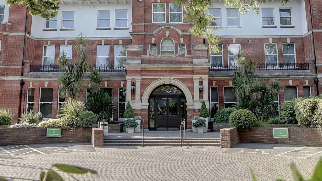 Holiday Inn Farnborough by IHG