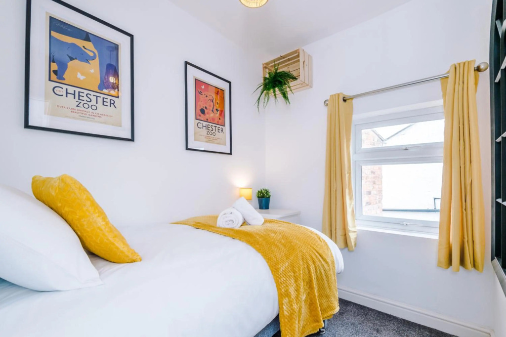 Stylish 2-bed home in Chester City-Centre by 53 Degrees Property, ideal for Couples & Small groups, Great Location - Sleeps 5