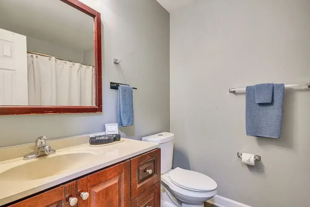 2 Mi to Dtwn Greensboro: Pet-friendly Retreat!