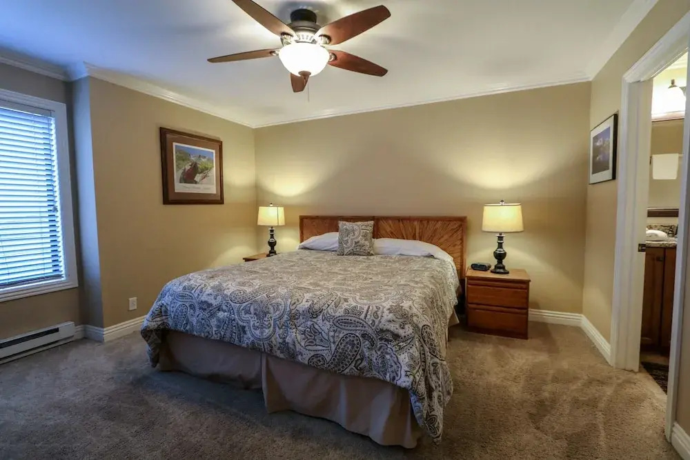 Horizons 4 165 Updated Condo, Walk to Town, On Shuttle Route to Lodges by RedAwning