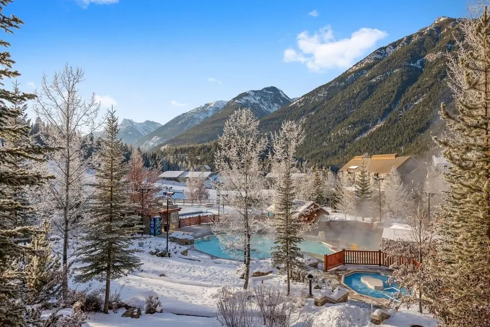 MODERN 4,500 sqft Ski Chalet: 5 Br + 6 Ba | Pool Table | Pool + PRIVATE Hot Tub