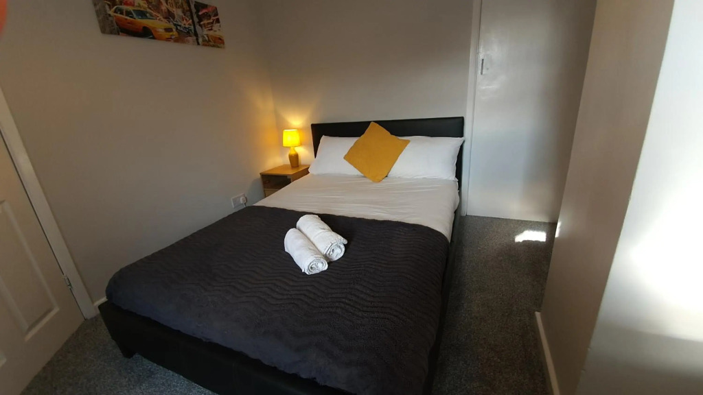 Contractors, City Centre, Parking, 3 Double Rooms, Netflix, Cosy