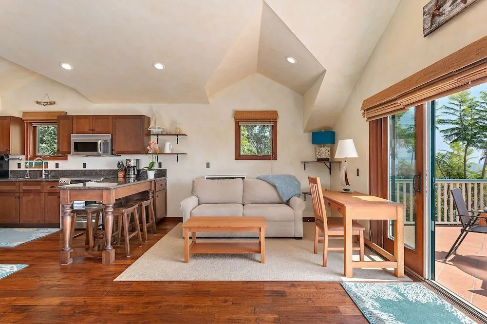 Blue Ocean View Retreat - Minutes to Beach