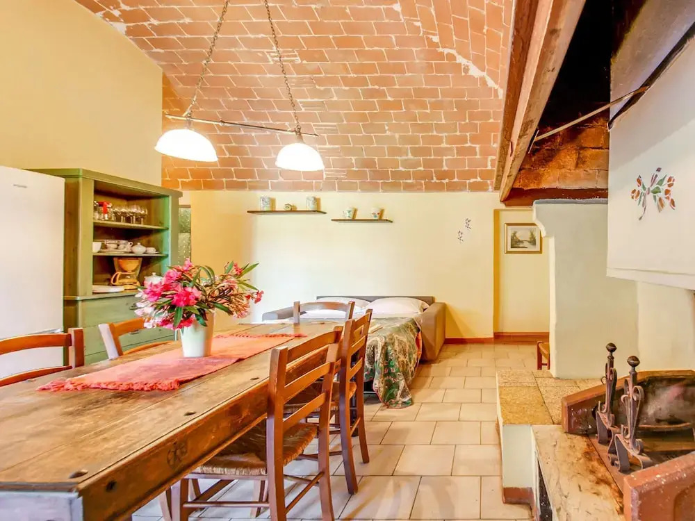 Farmhouse in Montescudaio with Shared Pool near Sea & Park