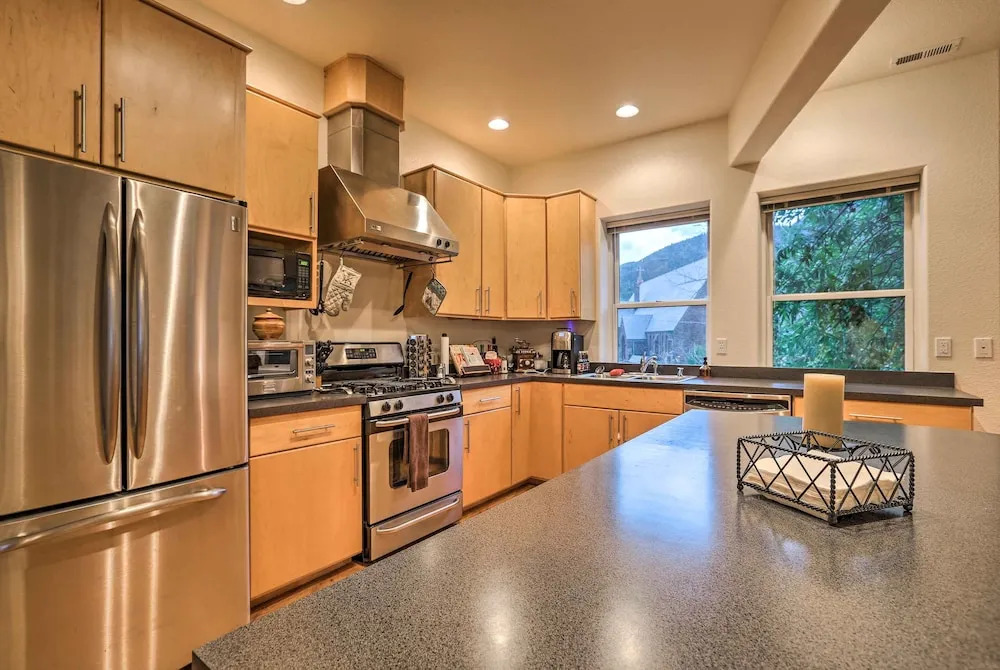 Downtown Manitou Springs Home: Tranquil Creek View