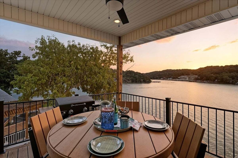 Modern Lakefront Escape The Twelve