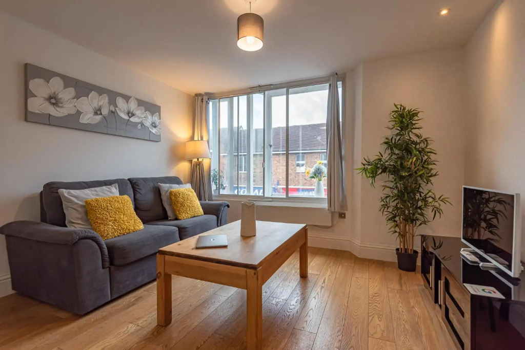 Sleeps 7 - Spacious Modern Apartment in Newbury Town Centre by JDF Property