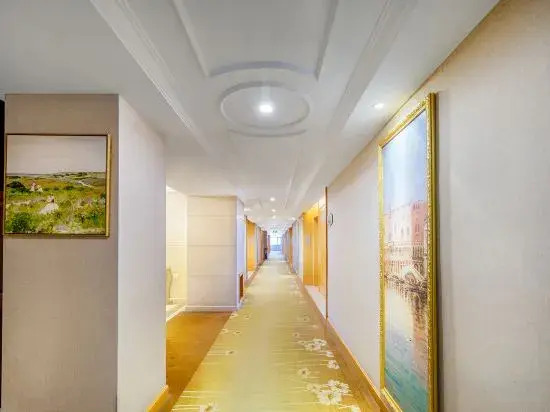 Vienna Hotel (Kunming Dianchi Dounan Flower Market Jingui Street Subway Station)