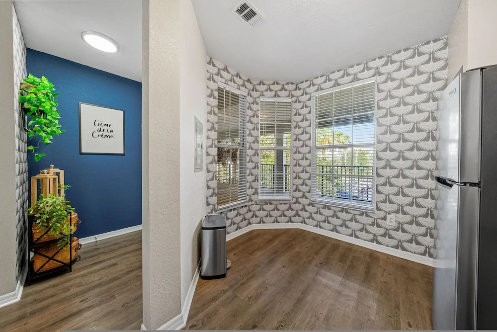 Stylish 2BR 2BA w Pool Gym Near Airport 3